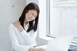 肩こりの女性イメージ